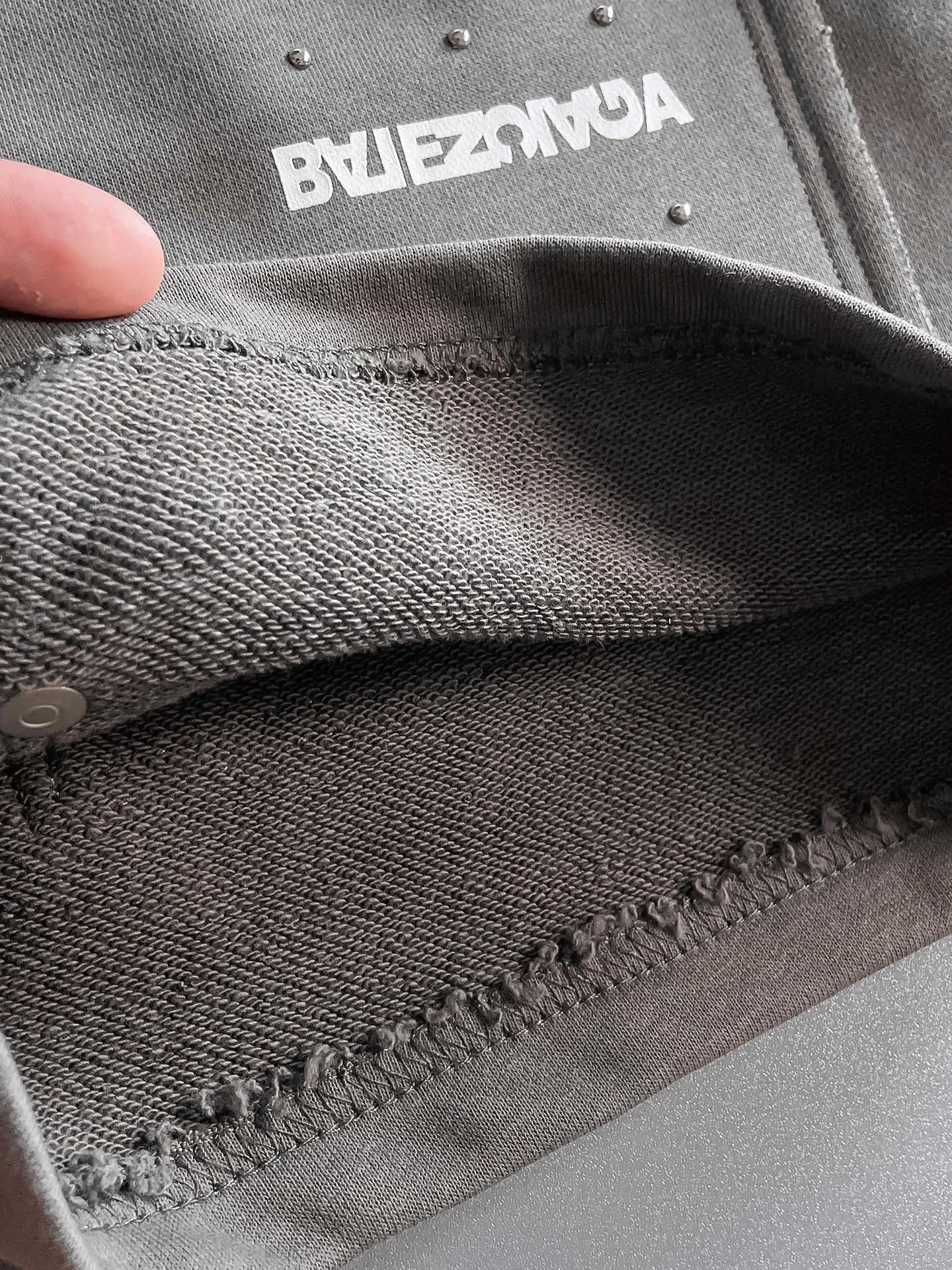 Balenciaga's three-standard complete 2025 summer New Arrival men's casual shorts, advanced custom-made Breathable fabric, Breathable fabric, extremely stretchy and comfortable, impeccable details, top-grade accessories, original logo design concept, delicate and soft feel! The upper body fit is awesome! Size: M-XXXL Please state your height and weight when ordering